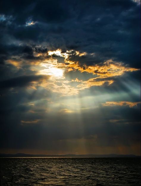 Untitled | Giovanni | Flickr Dramatic Sky Photography, Light Coming Through Clouds, Sunrays Through Clouds, Sunlight Through Clouds, Sun Through Clouds, Heaven Artwork, Scenery Inspiration, Cloud Study, Light Clouds