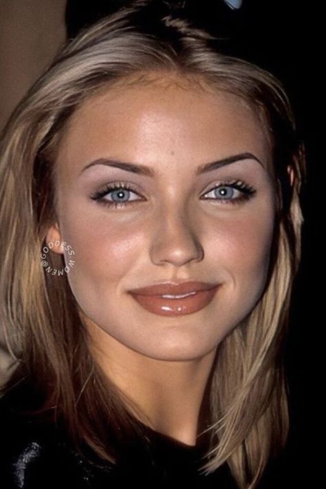 Mid 90s Makeup, 00s Eye Makeup, Simple Makeup Looks Round Face, 90s Hollywood Makeup, 90s Makeup Glam, Hannah Montana Makeup Look, 90s Y2k Makeup, Aesthetic 90s Makeup, Cool Tone Makeup 90s