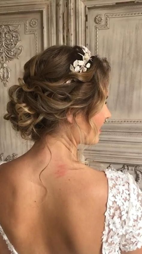 Pretty curly textured updo #hairstylist #haircut #haircolor Bride Hairstyles With Veil, Bride Hairstyles Updo, Textured Updo, Bridal Hairstyle Indian Wedding, Updo Curly, Wedding Hair Up, Hairstyles Homecoming, Vintage Wedding Hair, Bridal Hair Updo