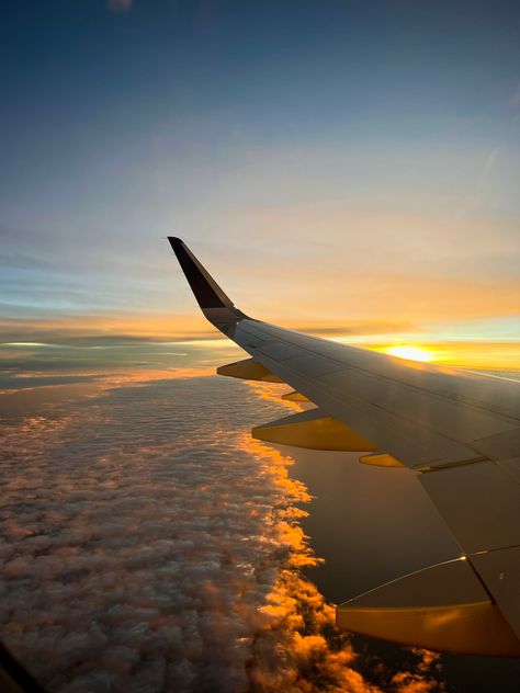 Plane Pictures Aesthetic, Airplane Aesthetic Landscape, Plane Seat Aesthetic, Plane Pictures Window Seats, Plane Window View Aesthetic, Plane Window Aesthetic, Hublot Avion, Eden Core, Flight Aesthetic