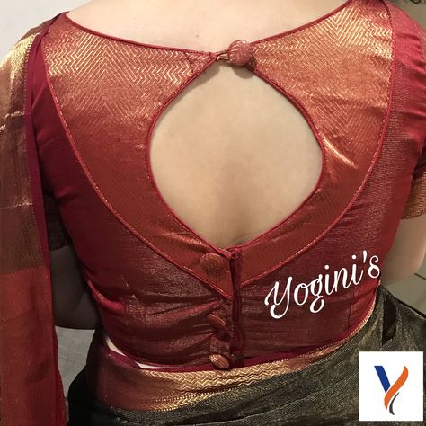 Keyhole pattern saree blouse. Love the summer fashion for the ladies real interesting. ब्लाउज बैक नेक डिजाइन, Blouse Designs High Neck, Boat Neck Blouse Design, Cotton Blouse Design, Saree Blouse Neck Designs, New Saree Blouse Designs, Traditional Blouse Designs, Blouse Back Neck Designs, Blouse Design Images