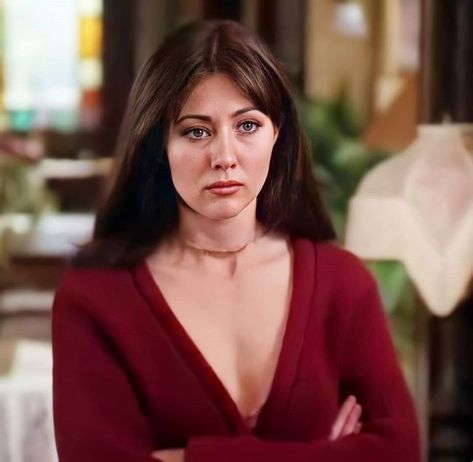 Prue Halliwell Aesthetic, Shannon Dorothy, Piper Charmed, Prue Halliwell, Tv Characters Outfits, Charmed Tv Show, Charmed Tv, Charmed Sisters, Charmed Characters