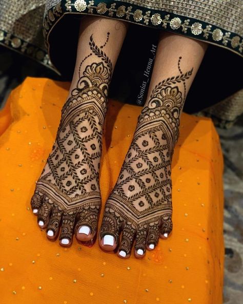 Dulhan Mehndi Leg Designs, Legs Mehndi Design Bridal Latest, Engagement Mehandi Idea Simple, Feet Bridal Henna, Bridal Mehendi For Foot, Bridel Leg Mehandi Design, Leg Mehandi Designs For Bride, Bridal Lag Mehandi Design, Foot Bridal Mehndi Designs