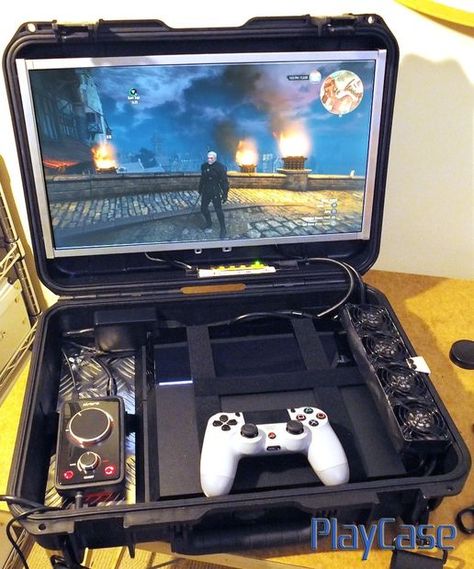 PlayCase: a modular portable console carrying case with Full HD Monitor, plug-in and play! Portable Console, Custom Consoles, Custom Computer, New Technology Gadgets, Video Game Room Design, Video Game Rooms, Play 1, Pc Portable, Retro Videos