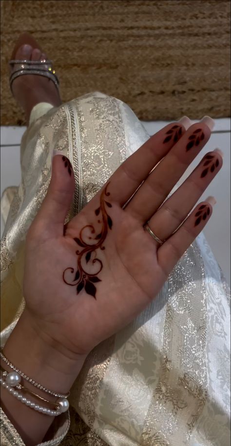 Henna on inside of hand Modele Henna Main, Henna Main Simple, Model Henna, Tattoo Designs Henna, Henna Tattoo Design, Henna Style Tattoos, Henna Inspiration, Red Henna, Henna Designs Wrist