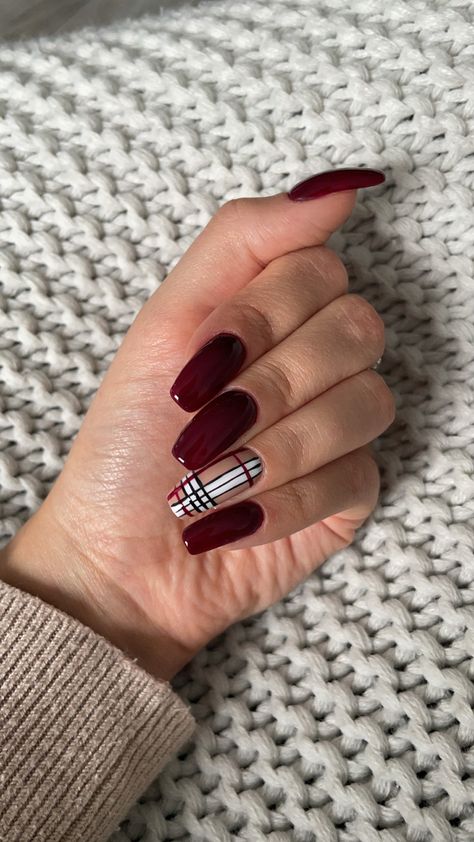 Deep Burgundy Nails Acrylic, Burberry Inspired Nails, Burberry Nail Art, November Aesthetic Nails, Burberry Nails Coffin, Burgundy Checkered Nails, Fall Nails Flannel, Autumn Nails Plaid, Burberry Plaid Nails