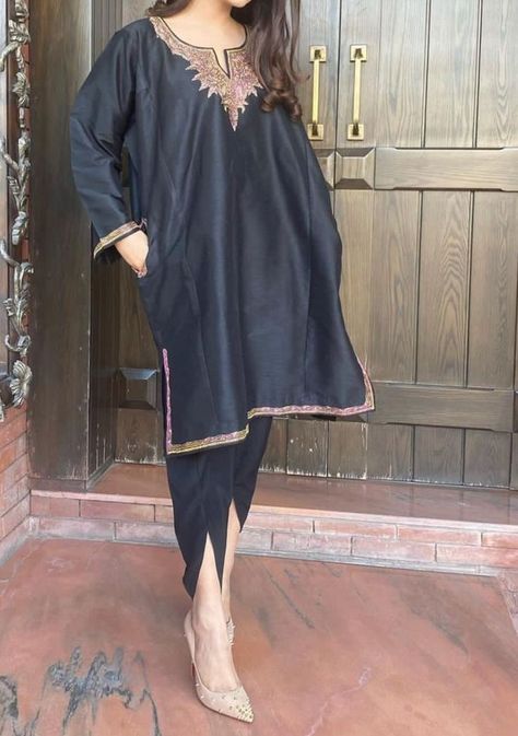 Pashmina Suit Design, Velvet Pheran Designs, Kashmiri Pheran Designs For Women, Kashmiri Pheran Designs Velvet, Loose Kurta Designs Women, Pheran Style Suit, Pheran Kashmiri Dress Design, Pheran Kashmir, Winter Pakistani Suits