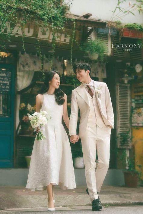 Prenup White Outfit, Prenup Bouquet, Outfits For Prewedding Photoshoot, Chinese Dress Photoshoot, Chinese Prenup Shoot, Casual Wedding Couple, Prewedding Pose Ideas, Korean Wedding Photography Outdoor, Prewedding Dress