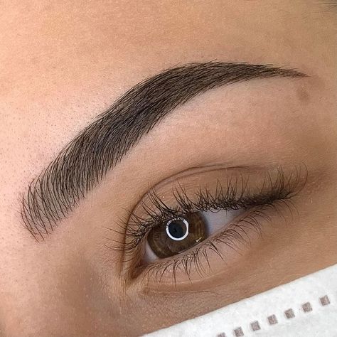 SOBRANCELHAS Florianopolis 💎 no Instagram: “O poder de uma sobrancelha feita 💎 Técnica escolhida: Shadow Line Arraste para o lado e veja mais detalhes dessa sobrancelha antes do…” Eyebrows Goals, Arch Brows, Arched Eyebrows, Guys Eyebrows, Eyebrow Makeup Tips, Bold Brows, Permanent Makeup Eyebrows, Eyebrow Enhancer, Eyebrow Stencil