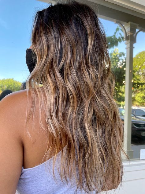 Blond Beach Highlights, Beach Hair Balayage, Brunette Beachy Highlights, Beach Dyed Hair, Beach Hilights, Beach Brown Hair Highlights, Surfer Hair Highlights, Beachy Brown Hair Balayage, Brown Hair Beach Highlights