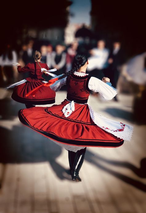 Dancing Wallpaper, Spanish Dress, Jazz Costumes, Folk Dance, Beautiful Costumes, Traditional Fashion, Camping Gifts, Folk Costume, So Cool