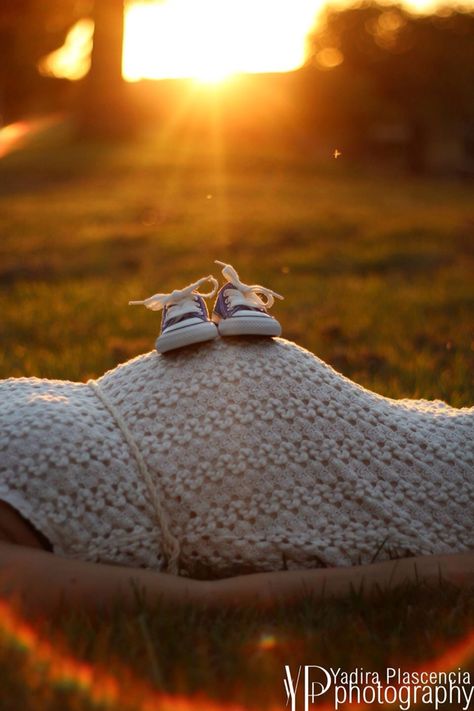 Pregnant Couple Photoshoot Outdoor, Corn Maze Maternity Pictures, Outdoor Maternity Photos Props, Maternity Photography Woods Outdoor, Autumn Maternity Photography, Maternity Photo Shoot Ideas September, Couple Maternity Poses Ideas, Cute Fall Maternity Pictures, Maternity Photography Pumpkin Patch