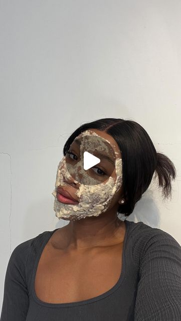 Thandiwe Dube on Instagram: "Oats Face Mask benefits ⬇️:

1. Oats contain lipids and proteins that can help moisturize and hydrate the skin
2.  gentle exfoliation
3. help reduce redness and irritation
4. help balance the skin’s natural oils

#oats #oatsfacemasks #facemask #skincare #diy 
#skinglow #glassskin #skincaretips #skincarecommunity" Face Mask Benefits, Oats Face Mask, Facemask Skincare, Skincare Diy, Gentle Exfoliator, Glass Skin, Diy Face Mask, Irritated Skin, Natural Oils