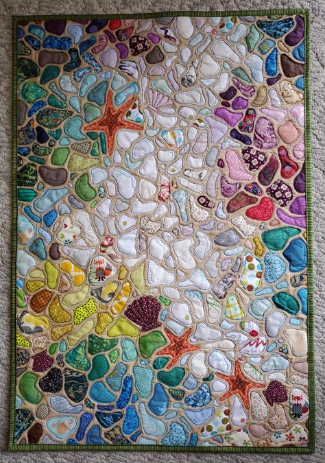 Quilting Projects Ideas Fabric Scraps, Exhausted Octopus Sea Glass Quilt, Sea Glass Wall Hanging, How To Make Sea Glass Quilts, Cool Quilt Ideas, Scrap Glass Ideas, Sea Glass Quilt Tutorial, Sea Glass Quilts, Seaglass Quilt Tutorial