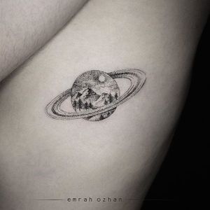 Saturn Meaning, Tattoo On The Back, Planet Tattoo, Science Tattoo, Saturn Tattoo, Tatuagem Masculina Pequena, Planet Tattoos, Landscape Tattoo, Initial Tattoo