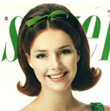 Flip hairstyle with green bow headband 1960s Flipped Hair, 60s Gogo Hairstyles, 60s Hair With Bow, 1960s Hair Headband, 1950s Headband Hairstyles, Hairstyles 1960s For Women, 1960s Hair Accessories, 1956 Hairstyles, 60's Flipped Hair