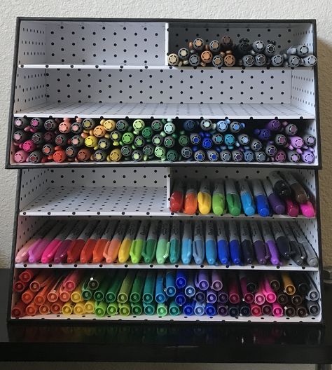 Markers! - Scrapbook.com Diy Marker Storage, Craft Room Organisation, Diy Marker, Craft Storage Organization, Art Supplies Storage, Marker Storage, Art Supply Organization, Craft Room Design, Art Studio At Home