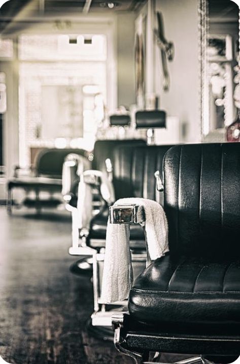 Barber Pictures, Barber Shop Pictures, Barber Shop Vintage, Barber Tattoo, Vintage Barber, Barber Shop Decor, Old Chairs, Salon Equipment, Beard Grooming