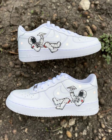 Astronaut Air Force 1 Custom Check more at https://danielcustoms.com/product/astronaut-air-force-1-custom/ Designed Air Force 1, Shose Design 2022, Air Force 1 Art, Custom Air Force 1 Diy, Custume Shoes, Air Force 1 Design, Air Force Custom, Tenis Air Force, Shoes Cartoon