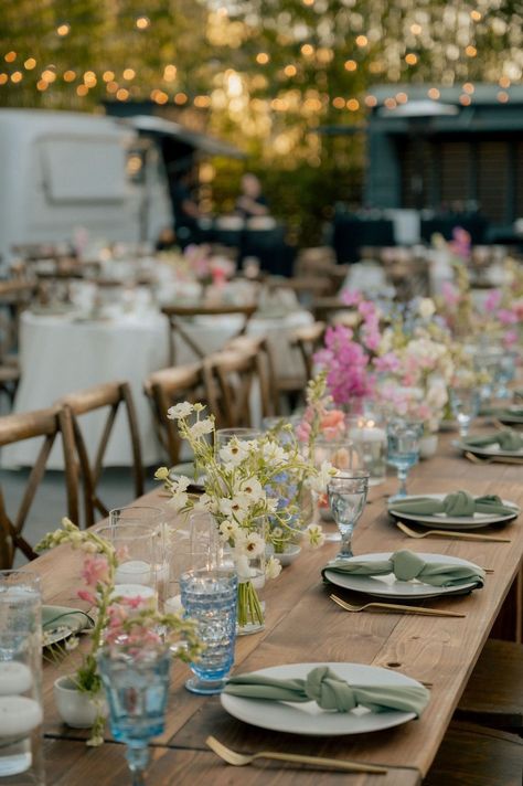 Romantic Outdoor Spring Wedding Garden Party Decorations Wedding, Outdoor Spring Wedding Table Decor, Backyard Wedding Garden Party, Long Table Outdoor Wedding, Flowery Wedding Reception, Fairy Garden Reception, Wildflower Place Setting Wedding, Spring Wedding Florals Simple, Spring Modern Wedding