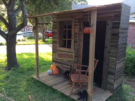 Halloween Facade Diy, Hillbilly Halloween Decorations, Witch Shack Halloween, Witch Shack, Halloween Facade, Witches Halloween Decorations, Witch Display, Voodoo Swamp, Halloween Backyard