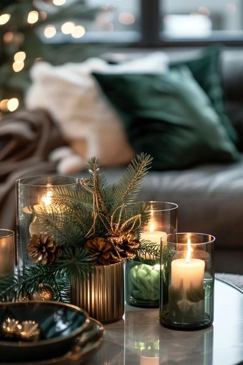 Modern Christmas Theme Decor for a Contemporary Home Contemporary Christmas Decor Ideas, Emerald Christmas Decor, Christmas Decor Themes, Christmas Theme Decor, Contemporary Holiday Decor, Modern Christmas Theme, Copper Christmas Decor, Emerald Christmas, Contemporary Christmas Decor