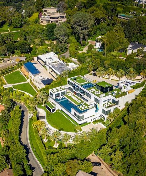 Penthouses Luxury, Bel Air Mansion, Billionaire Homes, Castle Exterior, Luxury Houses Mansions, Dream Mansion, Modern Villa Design, Mega Mansions, Modern Mansion