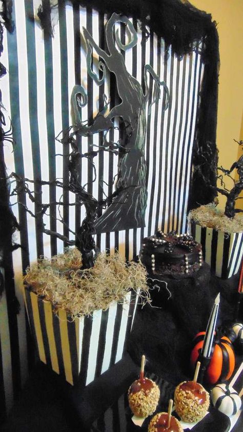 Beetlejuice Decor, Tim Burton Party, 18th Party Ideas, Themed Halloween Party, Halloween Party Photo, 20 Wedding Anniversary, Halloween Party Ideas, Adult Halloween Party, Halloween Bash