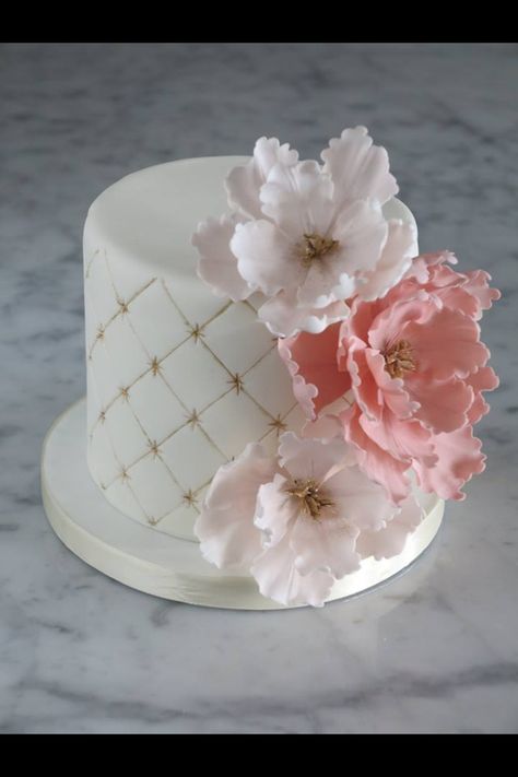 Fondant Peony, Cake With Peonies, Impressive Cakes, Graduation Cake Designs, Professional Cake Decorating, 15th Birthday Cakes, Cake Structure, Fondant Cakes Birthday, Wedding Anniversary Cakes