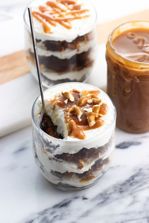 Single Serve Desserts For Party Cups, Small Trifle Desserts, Caramel Trifle Desserts, Single Serve Trifle Desserts, Christmas Parfait Desserts, Brownie Trifle Cups, Salted Caramel Trifle, Individual Trifle Desserts Cups, Toffee Trifle Desserts