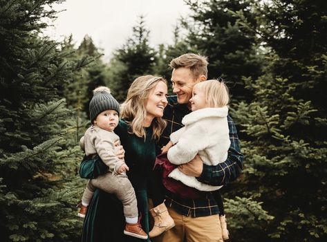 Outdoor Holiday Mini Sessions, Outdoor Christmas Photoshoot Outfits Family, Family Of 4 Holiday Photos, Family Christmas Farm Pictures, Winter Family Pictures Outdoor, Christmas Family Photoshoot Ideas Outdoor Family, Outdoor Christmas Tree Photoshoot, Family Pictures Christmas Tree Farm, Christmas Mini Shoot Outdoor