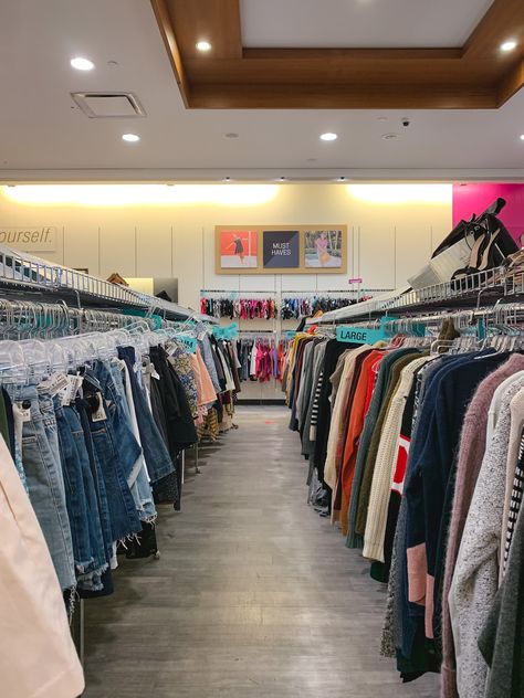 9 Best Consignment Stores in Toronto to Buy/Sell Clothing Picture Of Clothes To Sell, Underconsumption Core, Clothes Shop Design, Luxury Clothing Store, Birthday Setup, Shopping Photos, Fridge Photos, Clothes Stores, Canadian Clothing