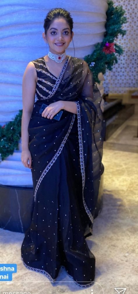 Black Saree Jewellery Ideas, Black And Red Saree, Georgette Saree Party Wear, Black Organza Saree, Black Net Saree, Cocktail Saree, Saree Pose, Blouse Designs Catalogue, Pattu Saree Blouse Designs