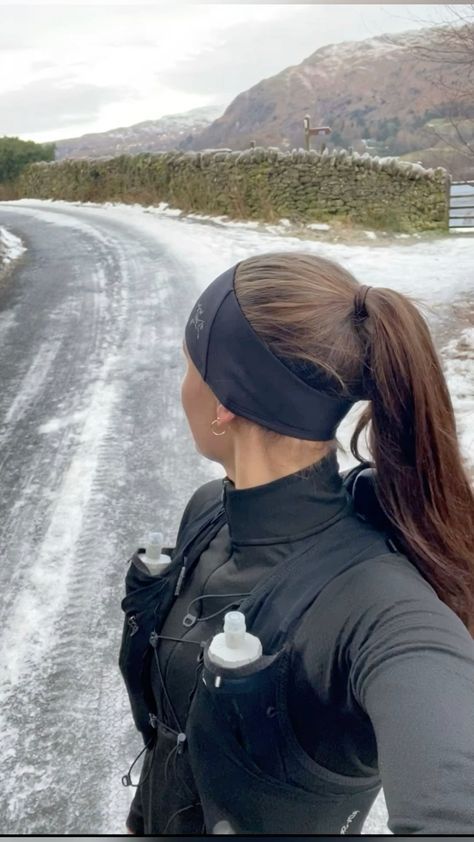 Running During Winter, Road Running Aesthetic, Running In The Winter, Running Girl Era, Outdoor Running Outfit, Winter Running Outfit Cold Weather, Running Winter Outfit, Running Aesthetic Winter, Cold Weather Running Outfit