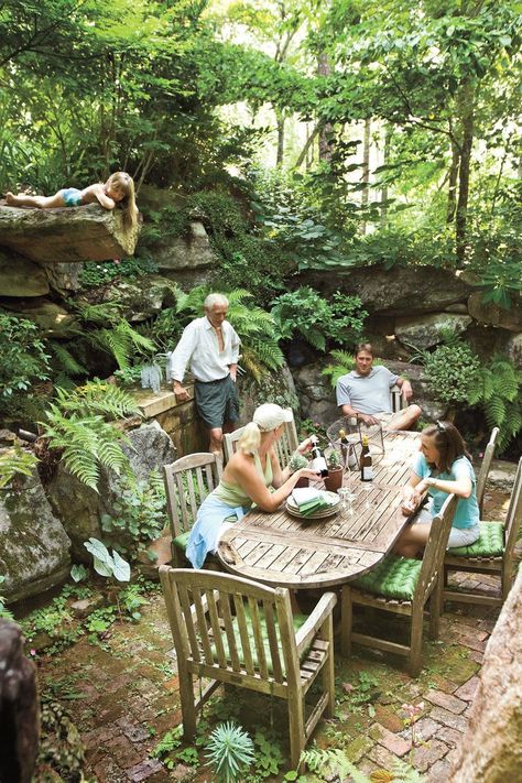 floor of hidden garden like this, brick with ferns and moss growing in it-10 things for a beautiful garden Best Landscaping Ideas, Lakeside Garden, Garden Escape, Plans Architecture, Meteor Garden 2018, Beautiful Yards, Landscaping Tips, Kew Gardens, Olive Garden