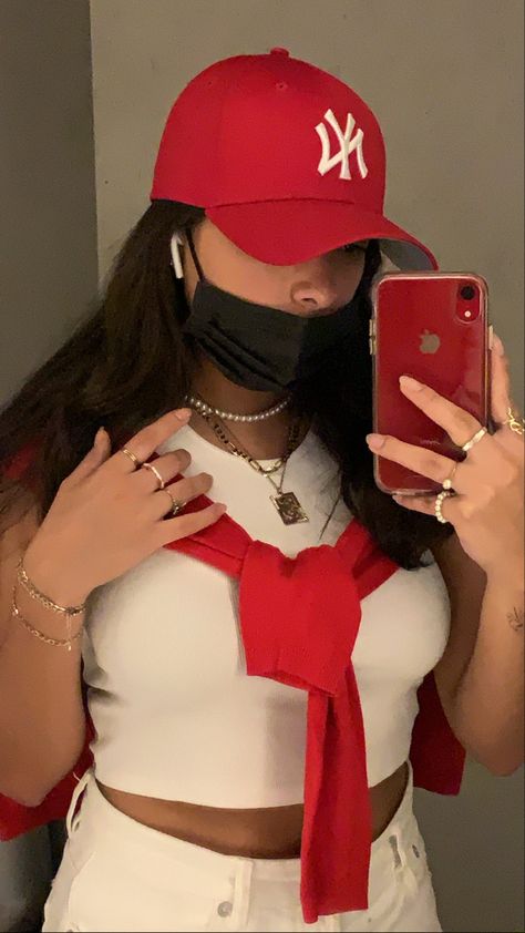 outfit, streetwear, yankees cap, cap outfit, red outfit, streetstyle Cappello New York, Outfit Con Cappello, Red Ny Cap Outfit, Red Cap Outfits For Women, Outfit Cappello, Ny Cap Outfit, Red Cap Outfit, New York Yankees Outfit, Cute Winter Outfits Baddie