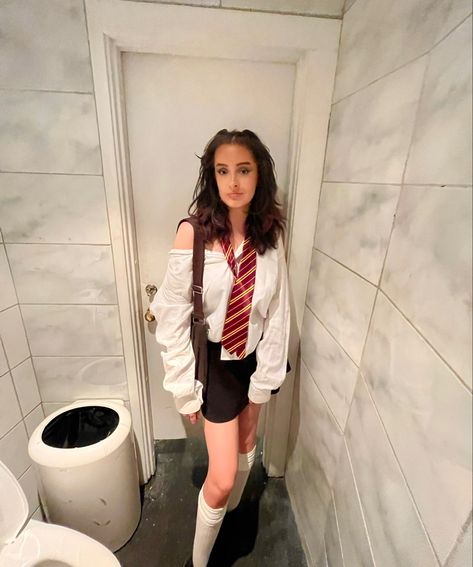 Hermoine Costume Women, Hermoine Granger Halloween Costume, Hermione Granger Costume Women, Hermione Granger Outfits Costumes, Harry Potter Halloween Outfit, Hermione Granger Uniform, Hermione Costume Women, Hermoine Granger Halloween Costume Diy, Harry Potter Costume Aesthetic