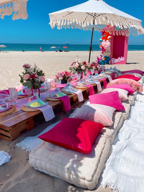 Barbie themed picnic. Beach picnic. Pink Beach Picnic, Beach Picnic Ideas, Chilanga Mulilo, Barbie Picnic, Pastel Picnic, Beach Themed Birthday, Beach Picnic Party, Margaritaville Party, 27 Birthday