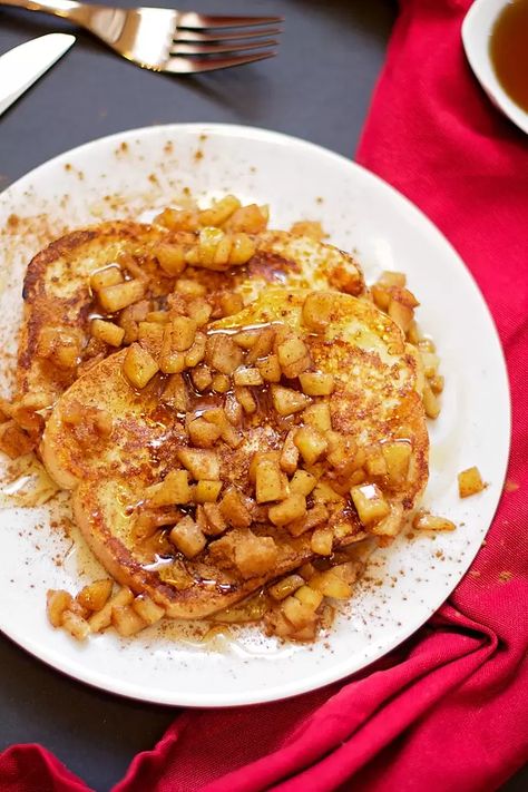 Apple Pie French Toast Apple Pie French Toast, Apple French Toast Casserole, Apple French Toast, Whipped Cream Recipe, Apple Breakfast, Best French Toast, French Toast Casserole Recipes, Cafe Delites, French Toast Breakfast