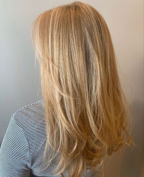 15 Pearl Beige Hair Color Ideas: Embrace Elegance - PAMERANATA Pearl Beige Hair, Straight Lob Haircut, Summer Hairstyles For Straight Hair, Beige Hair Color, Straight Lob, Ideas For Hairstyles, Gold Blonde Hair, Hairstyles For Summer, Warm Blonde Hair