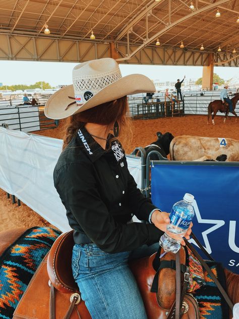 Cowgirl Riding Outfits, Roping Outfit, Barrel Racing Outfits For Women, Barrel Racing Outfits Rodeo, Western Riding Outfit, Barrel Racer Outfit, Western Riding Outfits, Nfr Barrel Racing Aesthetic, Cowgirl Rodeo Outfits Barrel Racing