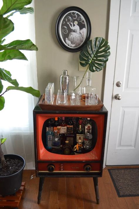 Tv Bar, Casa Vintage, Diy Bar, Mobile Bar, Vintage Tv, Apartment Inspiration, Flipping Furniture, Mini Bar, Dream House Decor