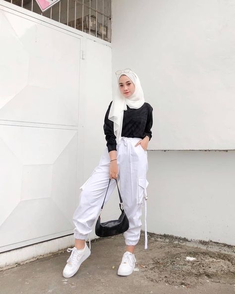 Style | OOTD | Gaya Hijab 🔵 di Instagram "Ootd by @inikiranaaa__ .⁣ .⁣ . Follow : @ootdhijabwanitacantik Follow : @ootdhijabwanitacantik Follow : @ootdhijabwanitacantik .⁣ .⁣ …" Outfit Jogger Hijab, Ootd Jogger, Ootd Hijab Casual Outfit Ideas, Ootd Casual Hijab, Outer Outfit, Celana Jogger Wanita, Ootd Swag, Celana Jogger, Ootd Hijab Style