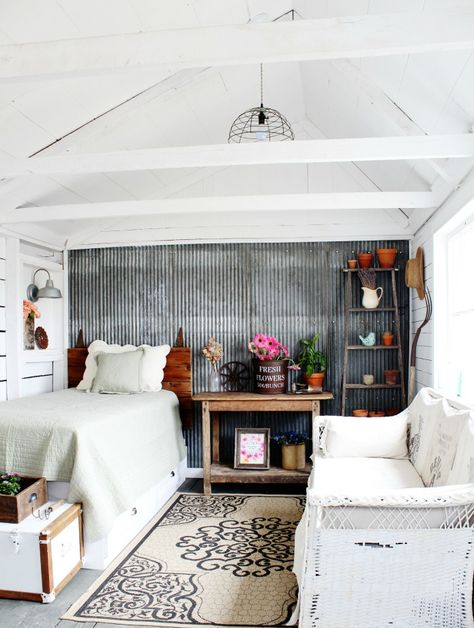 Fixer Upper Farmhouse Style Guest Room | www.knickoftime.net Garage Bunkhouse, Farmhouse Guest Room, Guest House Shed, Workshop Setup, Bunkie Ideas, Shed Guest House, She Shed Interior, Shepherd Hut, Room Images