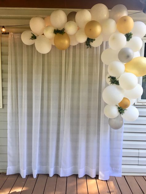 Bridal shower balloon arch with curtain for photo area Balloon Arch With Sheer Curtain, Ballon Arch Photo Booth, Balloon Arch Around Window, Simple Bridal Shower Backdrop Ideas, Corner Balloon Arch, Balloon Photo Booth Backdrop, Small Balloon Backdrop, Photo Booth Balloon Backdrop, Simple Balloon Arch Backdrop