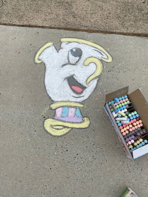 Chalk Drawings Disney, Small Chalk Art, Chalk Disney Art, Chalk Ideas Disney, Chalk Art Ideas Disney, Disney Chalk Art Sidewalks, Sidewalk Chalk Art Disney, Disney Chalk Art Easy, Simple Chalk Drawings