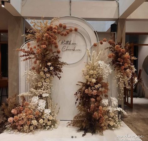 Brown Decor Wedding, Backdrop Decorations Engagement, Wedding Standee Design, Teapai Decoration, Photobooth Wedding Ideas, Photobooth Ideas Wedding, Decor Tunangan, Photobooth Wedding Backdrop, Dekor Engagement