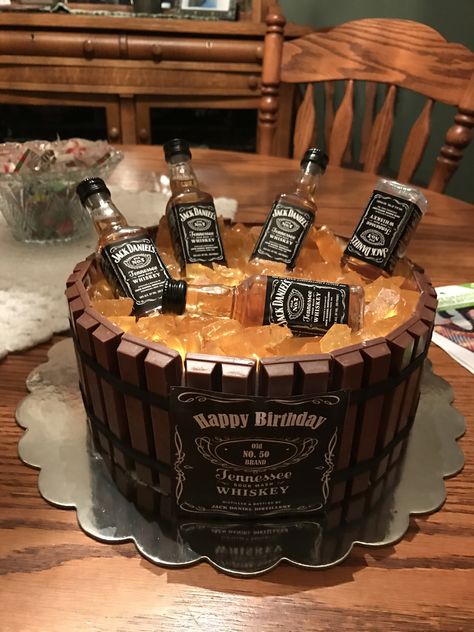 Jack Daniels Cake using Glass candy Jack Daniels Theme Cake, Jack Daniels Cake Ideas, Tort Jack Daniels, Jack Daniels Cake For Men, Birthday Cake Jack Daniels, 21st Cake For Guys, Liquor Cake Ideas, Men’s Cake Ideas, Whiskey Birthday Cake