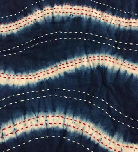 Indigo Dye Patterns, Shibori Quilt, Shibori Pattern Design, Stitched Shibori, Diy Tie Dye Techniques, Indigo Quilt, Fabric Dyeing Techniques, Shibori Designs, Natural Dye Fabric