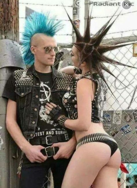 Colorful Punk Aesthetic, Punk Mohawk Women, Dreaded Mohawk, Fluffy Mohawk Punk, Crust Punk Girl, Meme Punk, Punk Rock Art, Punk Mohawk, Chicas Punk Rock